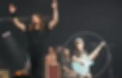 Collier Cash bermain gitar di atas panggung bersama Foo Fighters (2018)