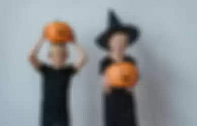 Perayaan Halloween identik dengan orang menggunakan kostum menyeramkan.