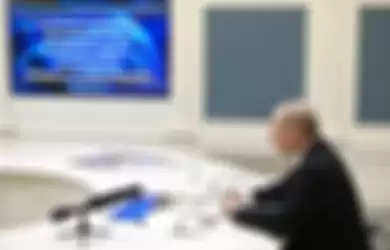 Presiden Rusia Vladimir Putin menyaksikan pelatihan untuk menguji kekuatan pencegahan strategis melalui konferensi video di Moskow, Rusia, Rabu, 26 Oktober 2022.