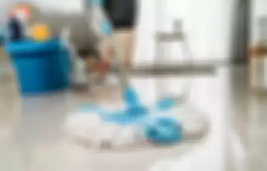 membersihkan noda di lantai