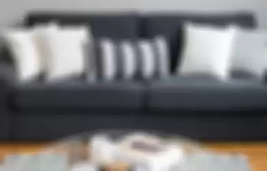 Ilustrasi sofa abu-abu gelap