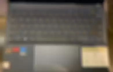 Layout keyboard & touchpad dari ASUS Zenbook S 13 OLED