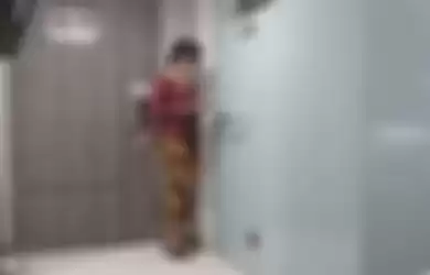 Foto wajah wanita memakai kebaya merah terlanjur bikin geger netizen satu Indonesia. Link video viral 16 menit kian meresahkan.