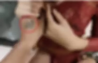 Tato milik pemeran video viral 16 menit tersingkap. Foto wanita kebaya merah dalam posisi begini sampai dicari-cari netizen.