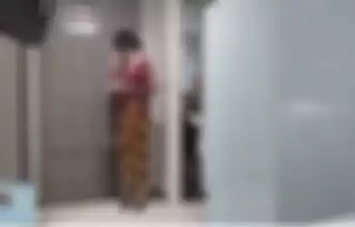 Wanita kebaya merah dalam video viral 16 menit dikira influencer Bali. Ternyata video dibuat di kota ini. Foto buktinya dikuak.