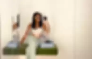 Inilah 15 cara foto selfie di kaca cermin yang dijamin banjir likes. Rupanya pose ala Megan Fox yang paling mudah ditiru.