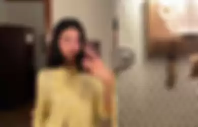 Inilah 15 cara foto selfie di kaca cermin yang dijamin banjir likes. Rupanya pose ala Megan Fox yang paling mudah ditiru.