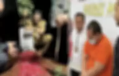 Netizen begitu geram melihat foto sosok ayah yang tega bacok anak sendiri hingga tewas di Depok. Betul-betul keji. 
