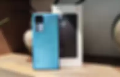 Tampilan design Xiaomi 12T 5G bersama dengan kotak pembelian. 