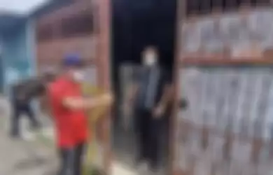 Polisi memasangi garis kuning di pagar rumah keluarga tewas di Kalideres, Jakarta Barat. Adik korban ingat pesan terakhir sang kakak.