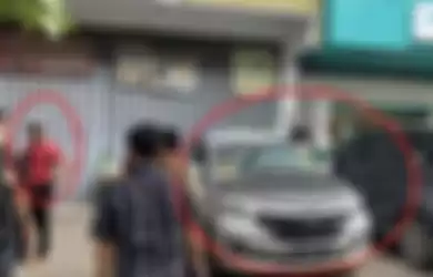 Foto sosok pengemis baju koko yang nggak punya malu digeruduk Dinsos di Makassar. Dia berkelit bawa mobil berisi kardus. 