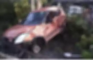 Foto mobil sedan merk Suzuki Swift yang ringsek bikin nyesek. Penumpangnya tewas dalam kondisi terjepit. Ini kronologinya.