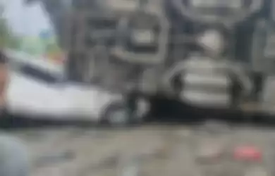 Foto mobil sejuta umat ditindih bus oleng sampai gepeng masih menyimpan hikmah. Syukurlah sopir keluar dalam kondisi begini.