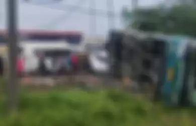 Foto mobil sejuta umat ditindih bus oleng sampai gepeng masih menyimpan hikmah. Syukurlah sopir keluar dalam kondisi begini.