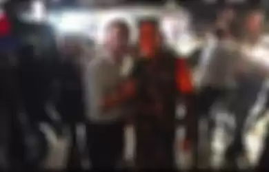 Momen Emmanuel Macron berjabat tangan dengan Pangdam IX/Udayana Mayjen TNI Sonny Aprianto
