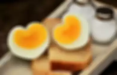 Ilustrasi makan telur rebus sebelum tidur