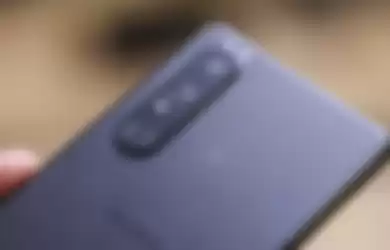 Simak ulasan tentang kamera HP Sony Xperia 1 III yang menjadi pelopor foto zoom periskop. Tapi kelemahannya teramat nyata. 