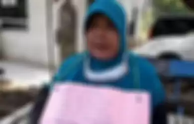 Sumiati (58), ibu parug baya yang rela jual ginjalnya di pinggir Jalan Raya Perjuangan, Bekasi Utara, Kota Bekasi demi membiaya obat suaminya yang menderita penyakit komplikasi, Selasa (2/4/2019). 