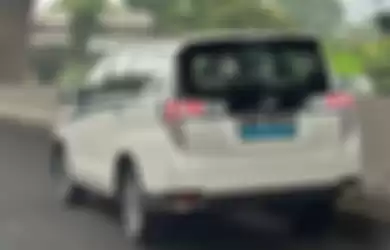 Toyota Innova EV Concept tertangkap kamera sedang melintas di jalan tol Bekasi arah Jakarta 