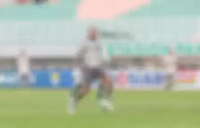 Striker Persib Bandung, David da Silva, tampak sedang mengontrol bola dalam laga uji coba di Stadion Pakansari, Bogor, Jawa Barat, 27 November 2022.