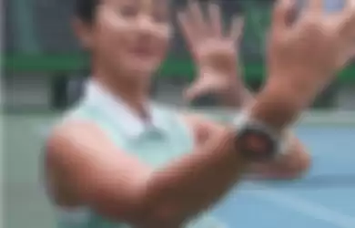 Nucha BAchri gunakan Galaxy Z Flip4 5G ketika main tenis