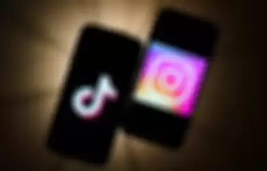 Ilustrasi logo TikTok dan Instagram di perangkat smartphone