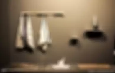 Pemilik rumah tak perlu repot mendesain ulang kamar mandi. 5 trik unik menyimpan handuk bikin foto tampilannya berubah total.