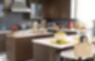 Pemilik rumah terkejut saat melihat foto interior dapur mungil menjadi seperti begini. Rahasianya padu pada warna cat. 