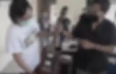 Momen Ari Lasso dan Andre Taulany rebutan mau beli gitar Gibson SG milik Andra Ramadhan