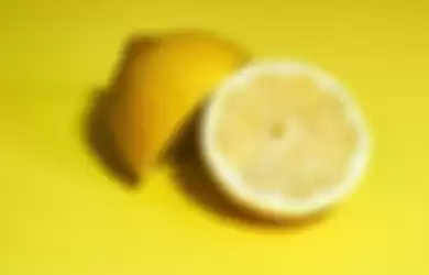 Sifat asam pada lemon efektif untuk membersihkan noda.