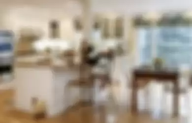 Pemilik rumah bosan melihat foto desain dapur mungil tampil monoton. Gaya eklektik menjadi pilihan unik di rumah minimalis.