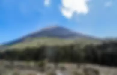 Gunung Semeru meletus dan legenda Gunung Semeru.