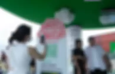 Memastikan pengunjung HITC Jakarta tetap enjoy seharian di area festival, GrabFood menghadirkan layanan self pick-up  cukup dengan memindai giant QR code yang ada di lokasi menjadi solusi untuk membeli makanan tanpa antre