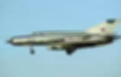 Pesawat Mikoyan-Gurevich MiG-21, jet tempur supersonik buatan Soviet yang ditakuti Sekutu. Indonesia memiliki 20 unit pesawat jenis ini di awal 1960-an 