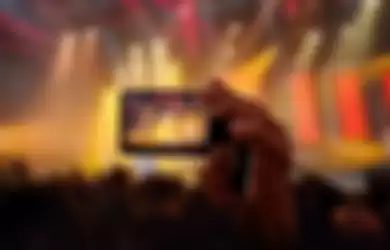 Nonton konser pakai kamera Galaxy Z Flip 4 