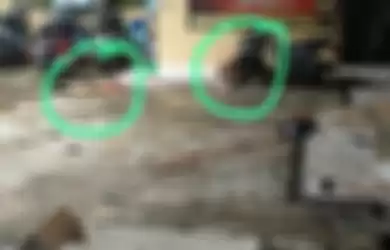 Netizen sengaja menyebarkan foto pelaku bom bunuh diri di Polsek Astanaanyar Bandung. Ada logo ISIS di bagian ini.