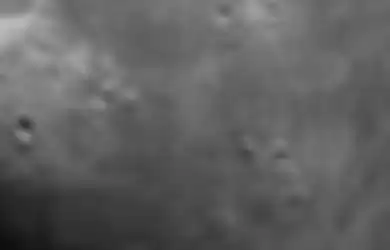 Tampilan permukaan bulan dari pesawat luang angkasa Orion