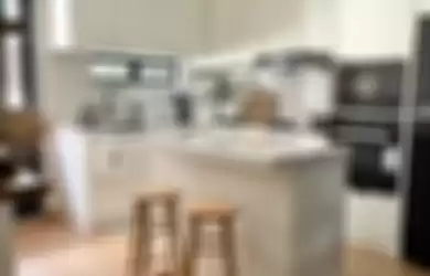 Simak ulasan 7 cara foto interior agar dapur mungil terlihat semakin aesthetic. Ternyata caranya simpel kok.