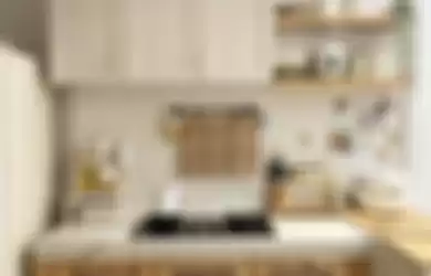 Meja dapur yang sengaja dibuat dari material tak biasa membuat foto desain dapur sederhana makin terlihat mewah.