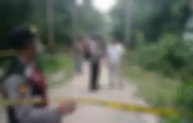 Kepolisian Sektor (Polsek) Serang Baru saat mengecek tempat kejadian penemuan jasad bayi yang dibuang di Perum Kota Serang Baru, Desa Sukaragam, Serang Baru .