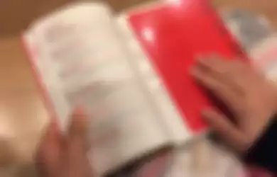 Buku paket di Jepang, dengan kertas plastik merahnya