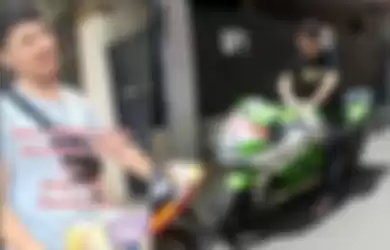 Mantan pemain sinetron Anak Langit, Kevin Sanova kini berjualan roti keliling, intip kerennya naik motor Kawasaki Ninja 250 karbu livery tim MotoGP GO&FUN Honda Gresini Racing.