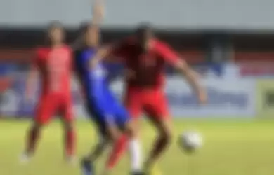 Penyerang Persija Jakarta, Abdulla Yusuf Helal (oranye) berebut bola dengan pemain PSIS Semarang, Wahyu Prasetyo di lanjutan Liga 1 2022 pekan 14 di Stadion Maguwoharjo, Selasa (13/12/2022)