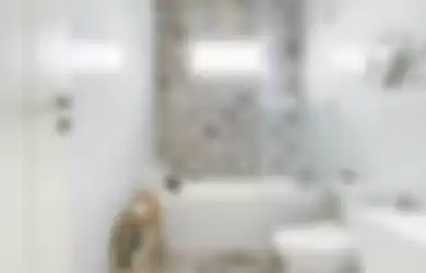 Desain kamar mandi sempit terlihat lapang dengan memakai 10 cara sepele ini. Foto interiornya cocok buat pemilik rumah minimalis.