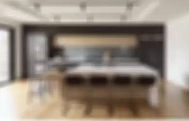 Desain dapur modern yang disentuh kitchen set hitam putih menjadi pembeda. Foto hasilnya bikin happy.