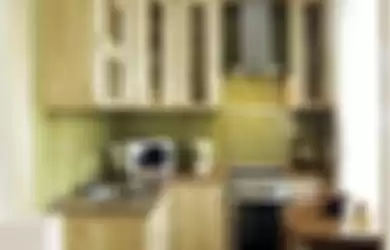 Pemilik rumah minimalis bisa adposi desain dapur sempit model unik. Foto interiornya terlihat elegan karena dekorasi simpel.