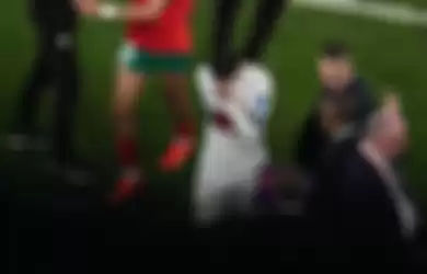 Pemain Portugal Cristiano Ronaldo menahan kesedihan saat meninggalkan lapangan usai dikalahkan Maroko 1-0 di babak perempat final Piala Dunia 2022 di Stadion Al Thumama, Qatar, Sabtu (10/12/2022). 