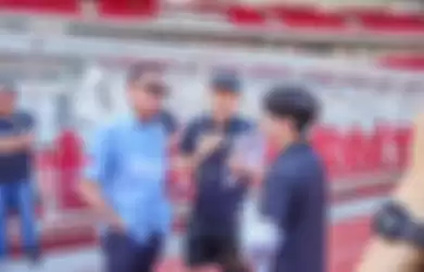 Pelatih timnas Indonesia, Shin Tae-yong (tengah), tampak sedang berkomunikasi dengan Mochamad Iriawan selaku Ketua Umum PSSI di Stadion Gelora Bung Karno, Senayan, Jakarta, 20 Desember 2022.