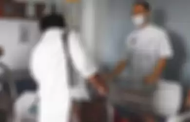 Ibu kandung korban (kiri) tengah mendampingi dokter yang memeriksa korban penganiayaan berupa pemotongan alat vital di Rumah Sakit Umum Daerah Singaparna Medical Center (RSUD SMC) Kabupaten Tasikmalaya, Rabu (21/12/2022).