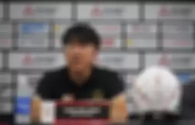 Pelatih timnas Indonesia, Shin Tae-yong, memberikan keterangan saat jumpa pers jelang lawan Brunei Darussalam di Piala AFF 2022.